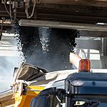 Impianto produzione asfalto  - Asfalto caldo in uscita dall impianto di Lago di Tesero