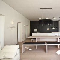 Appartamento Residenziale Bolzano  - Una cucina importante, un tavolo che parla di convivialità e accoglienza. Ai piedi il Larice Mod. Magnus, spazzolato oliato bianco di Parkemo. Quì c