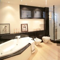 Appartamento Residenziale Bolzano  - Il Larice Mod. Magnus, spazzolato oliato bianco di Parkemo è perfetto anche in bagno. Caldo, accogliente e luminoso, ideale per un momento di relax assoluto.