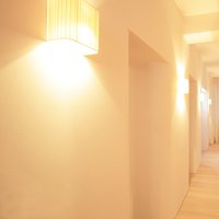 Appartamento Residenziale Bolzano  - La luce calda delle lampade a muro conferisce un tono ancora più avvolgente a questo ingresso pavimentato con il Larice Mod. Magnus, spazzolato oliato bianco di Parkemo.