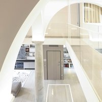 Attico Milano  - Linee, archi, definizione precise di spazi e luci. Ecco il fil-rouge di quest