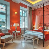 Hotel Relais Le Chevalier - Riga (LV)  - Arancione. Il colore della creatività artistica e del piacere. In questa stanza è stato scelto e messo a contrasto con il più vintage dei pavimenti, una spina in Rovere della Collezione Retro