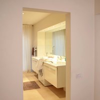 Appartamento Residenziale Bolzano  - Toni morbidi e luminosi: il Larice Mod. Magnus, spazzolato oliato bianco di Parkemo conferisce una calda eleganza a questo bagno padronale.
