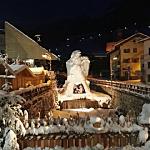 Esperienze ed emozioni Union Hotels Canazei - Cascata di ghiaccio con presepe e mercatini di natale a Campitello di Fassa