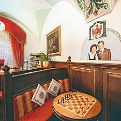 Hotel Dolomiti spazi comuni  - Sala Imperiale, salotto con affreschi e pianoforte, sala meeting, miniclub, skiroom e ampio garage