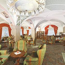 Hotel Dolomiti spazi comuni  - Sala Imperiale, salotto con affreschi e pianoforte, sala meeting, miniclub, skiroom e ampio garage