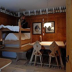 La stube di legno  - Una stanza tipica delle case di montagna, dove il legno è sovrano e la stufa in muratura protagonista. Particolarità di questa stufa è l